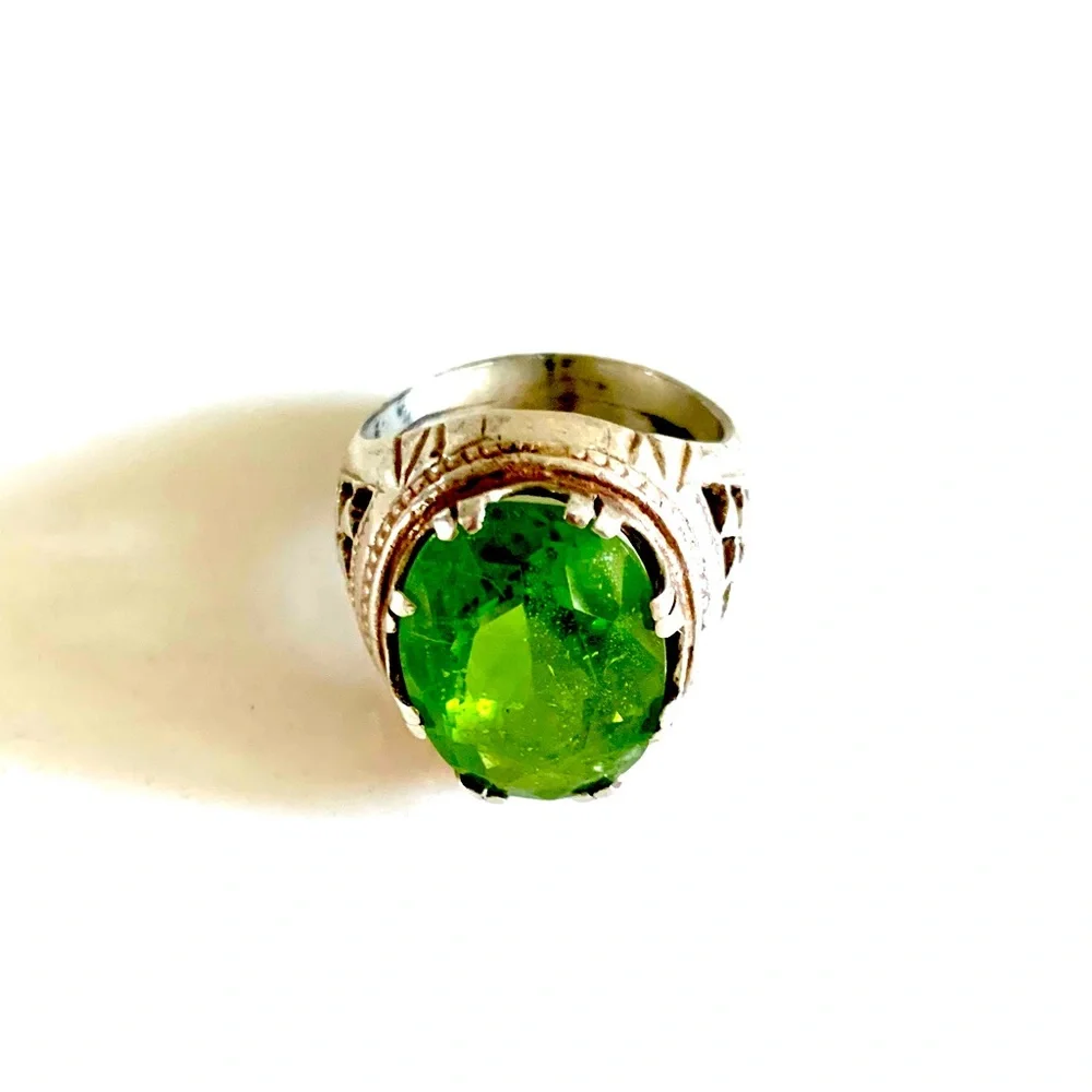 PERIDOT ring - Picture 1 of 10